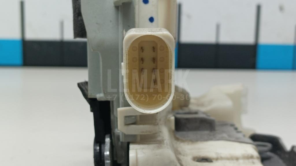 Замок двери передней левой