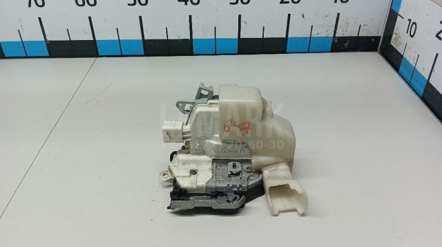 Замок двери передней левой