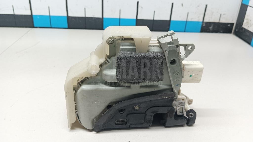 Замок двери передней левой