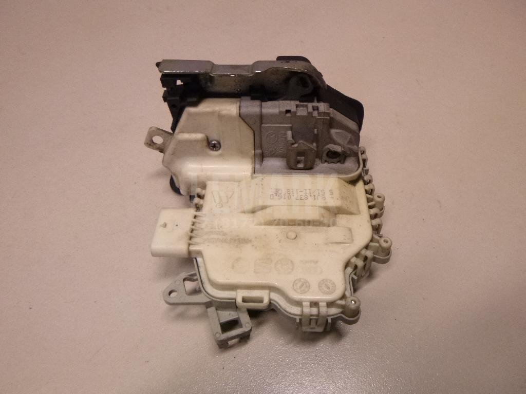 Замок двери передней правой