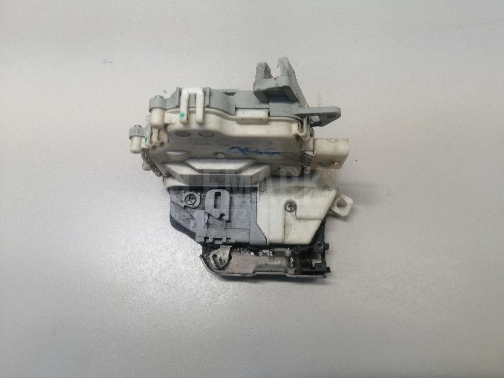 Замок двери передней правой