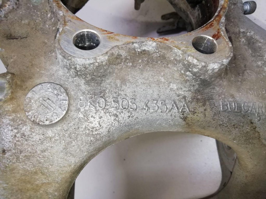 Кулак поворотный задний левый