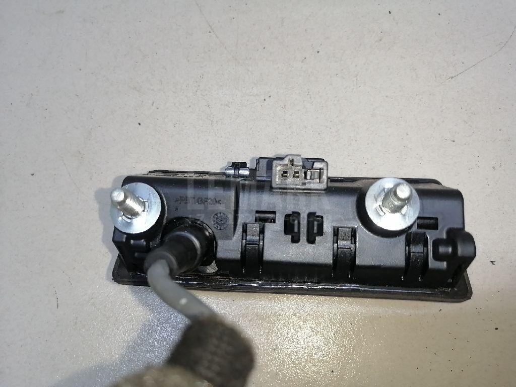 Кнопка открывания багажника