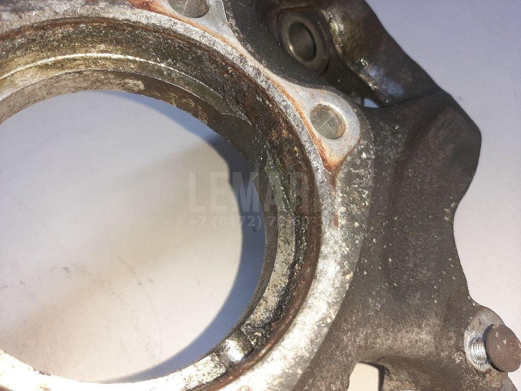 Кулак поворотный передний левый