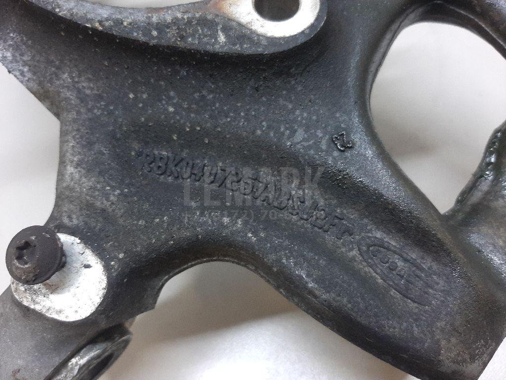 Кулак поворотный передний левый