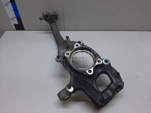 Кулак поворотный передний левый