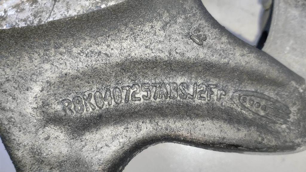 Кулак поворотный передний левый