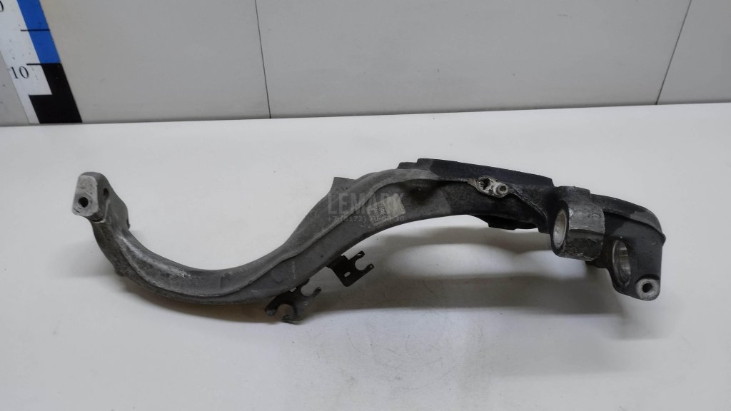 Кулак поворотный передний левый