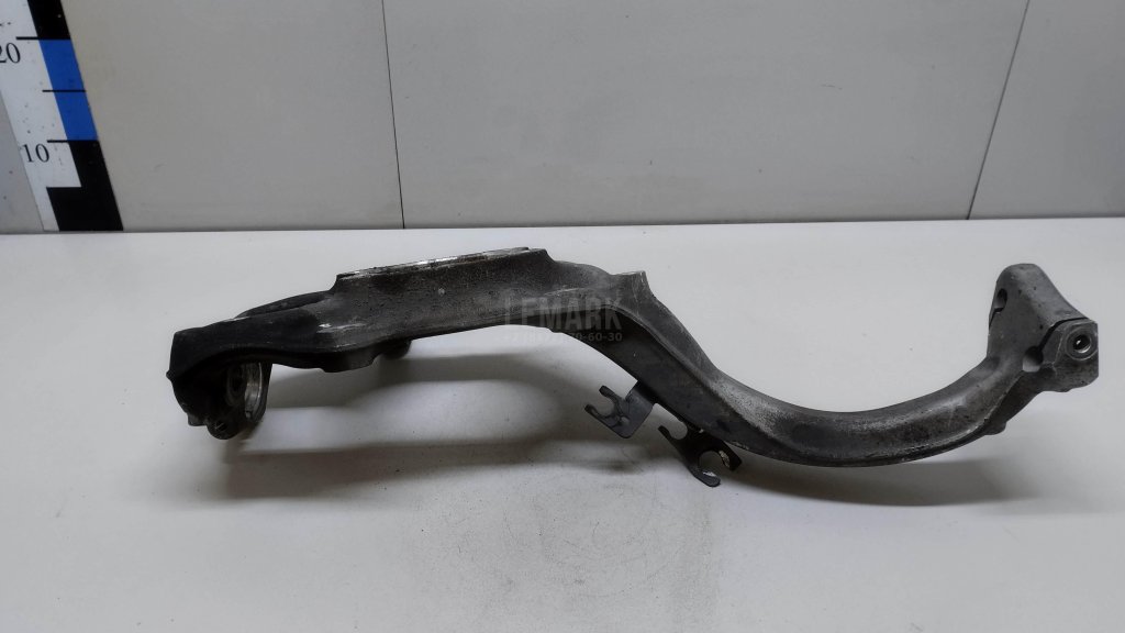 Кулак поворотный передний левый