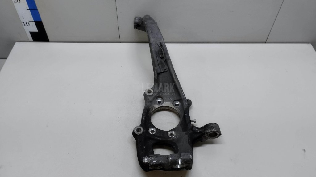 Кулак поворотный передний левый