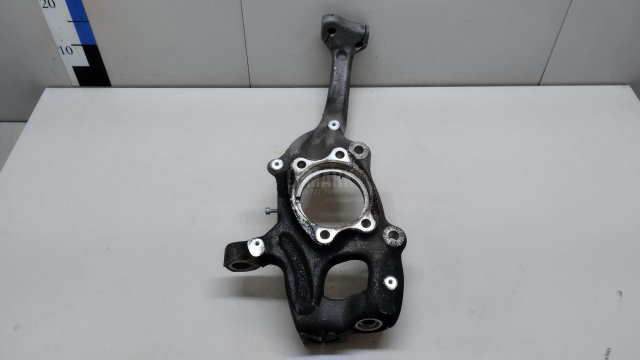 Кулак поворотный передний левый