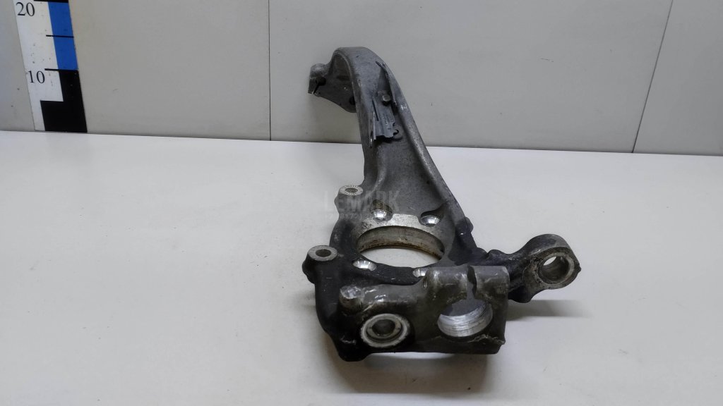 Кулак поворотный передний левый