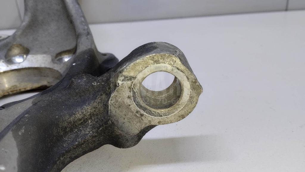 Кулак поворотный передний левый