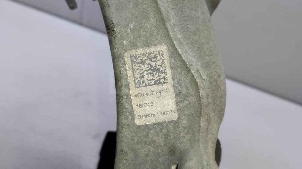 Кулак поворотный передний левый