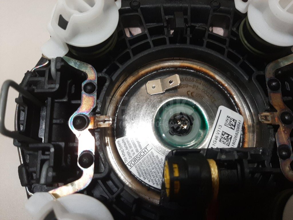 Подушка безопасности в рулевое колесо