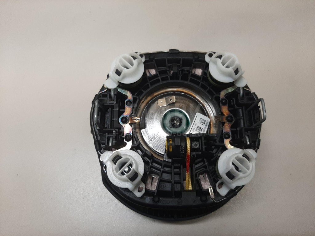 Подушка безопасности в рулевое колесо