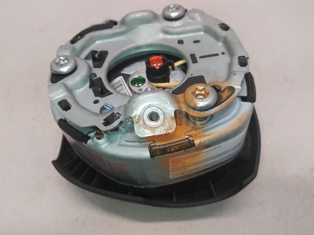 Подушка безопасности в рулевое колесо