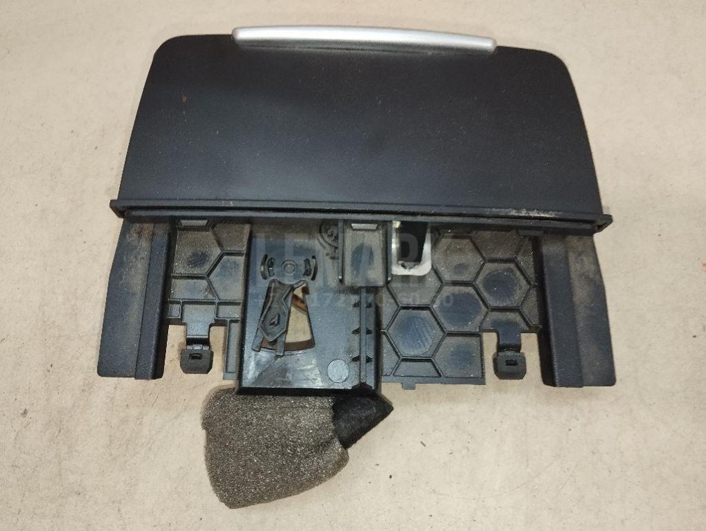 Пепельница передняя