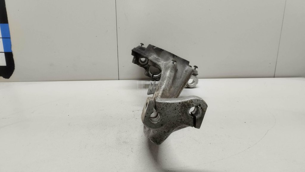 Кулак поворотный передний левый