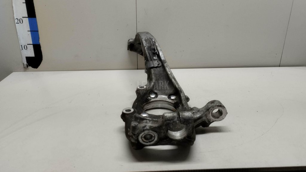 Кулак поворотный передний левый