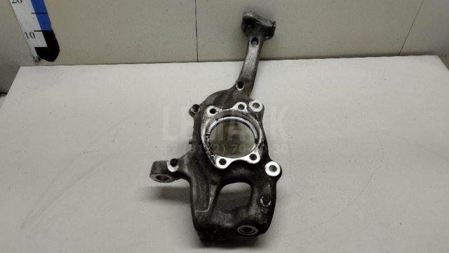 Кулак поворотный передний левый