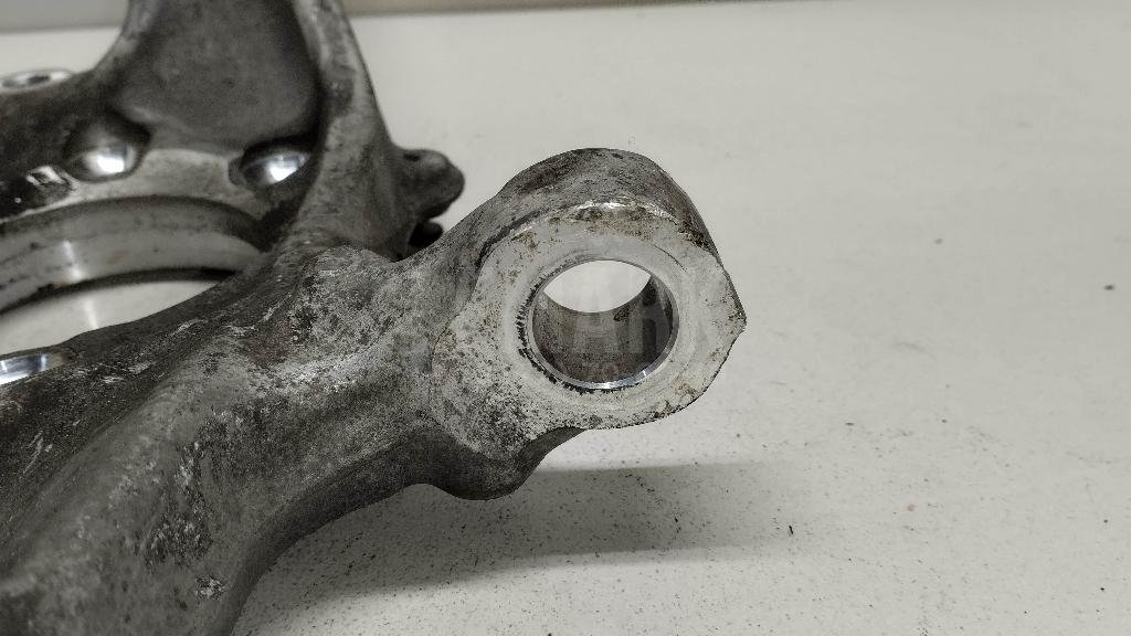 Кулак поворотный передний левый