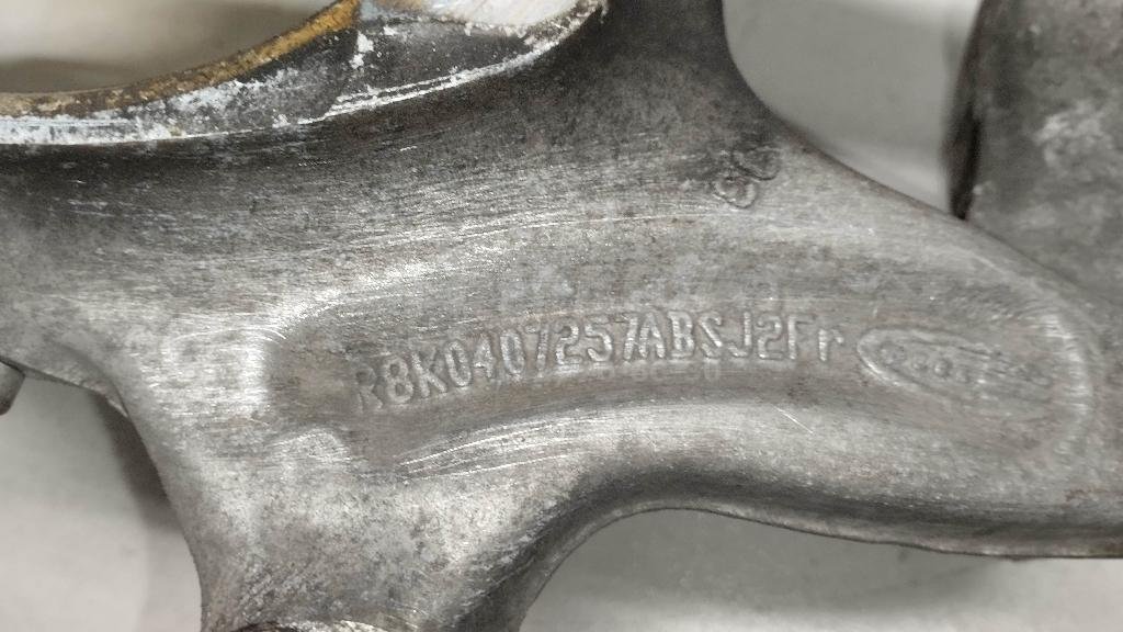 Кулак поворотный передний левый