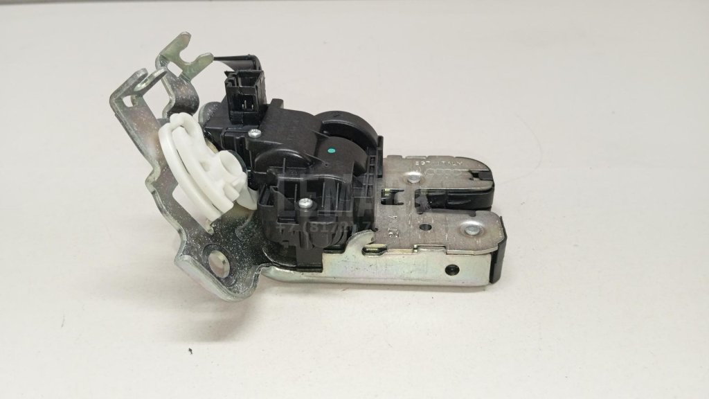 Замок багажника