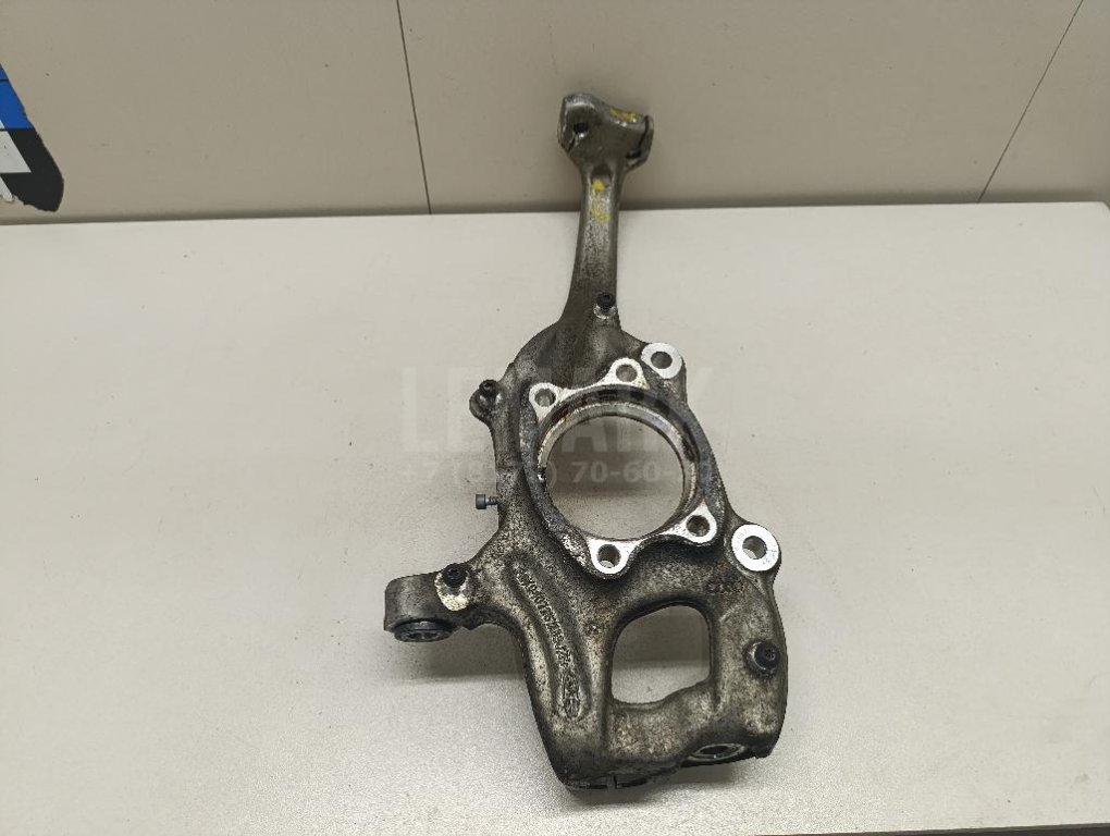 Кулак поворотный передний левый