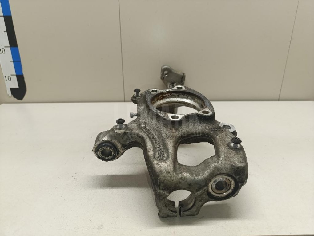 Кулак поворотный передний левый