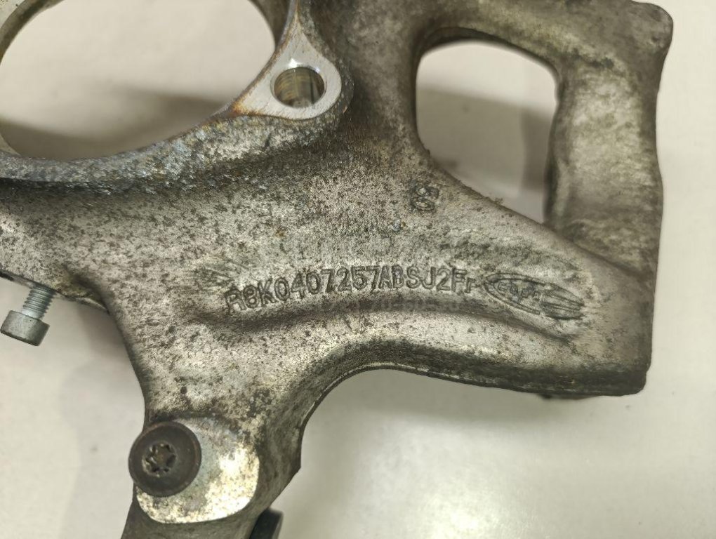 Кулак поворотный передний левый