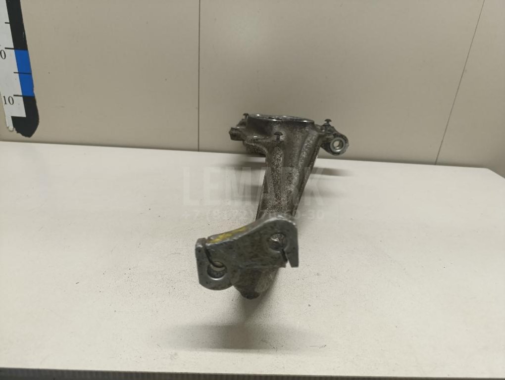 Кулак поворотный передний левый