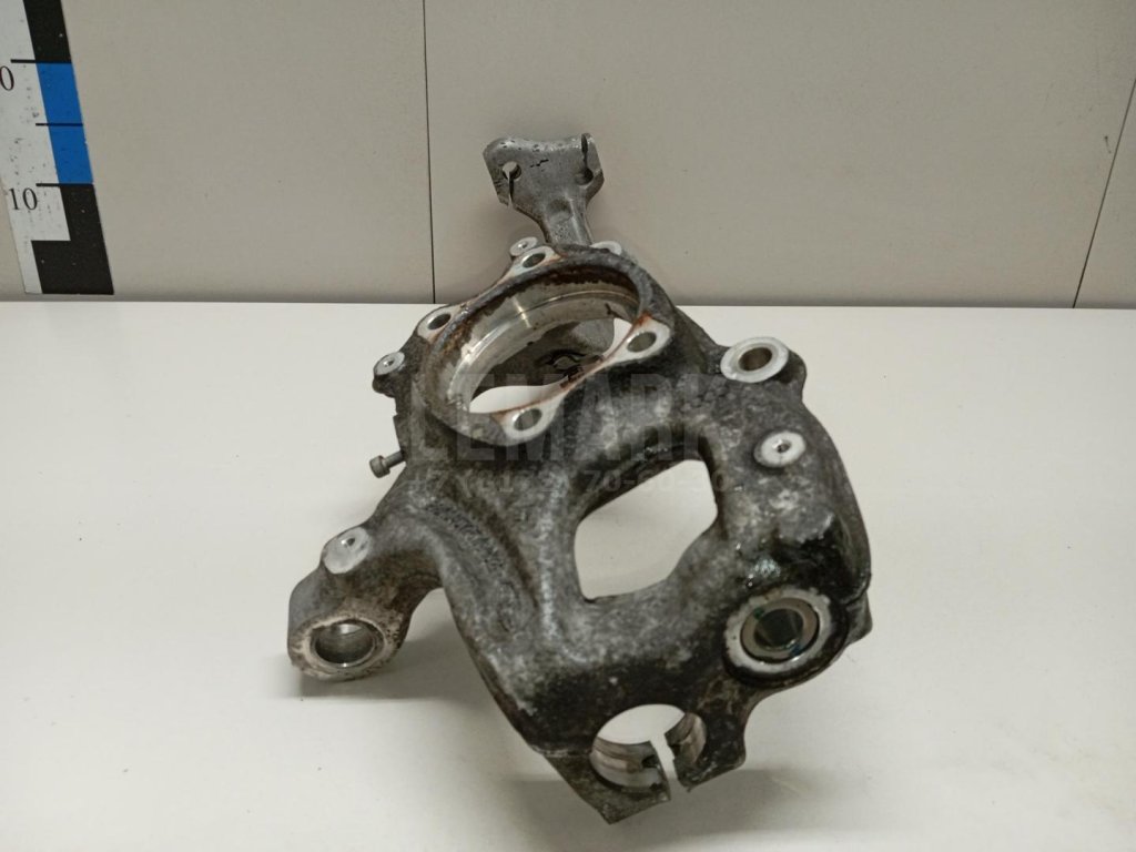 Кулак поворотный передний левый