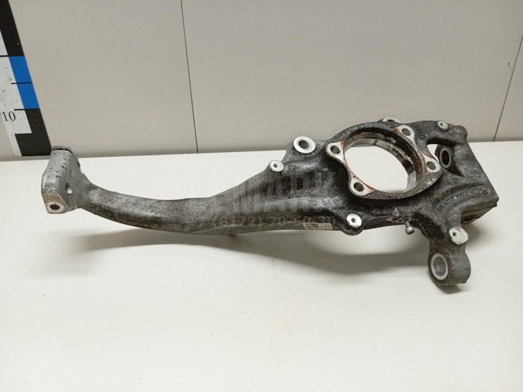 Кулак поворотный передний левый