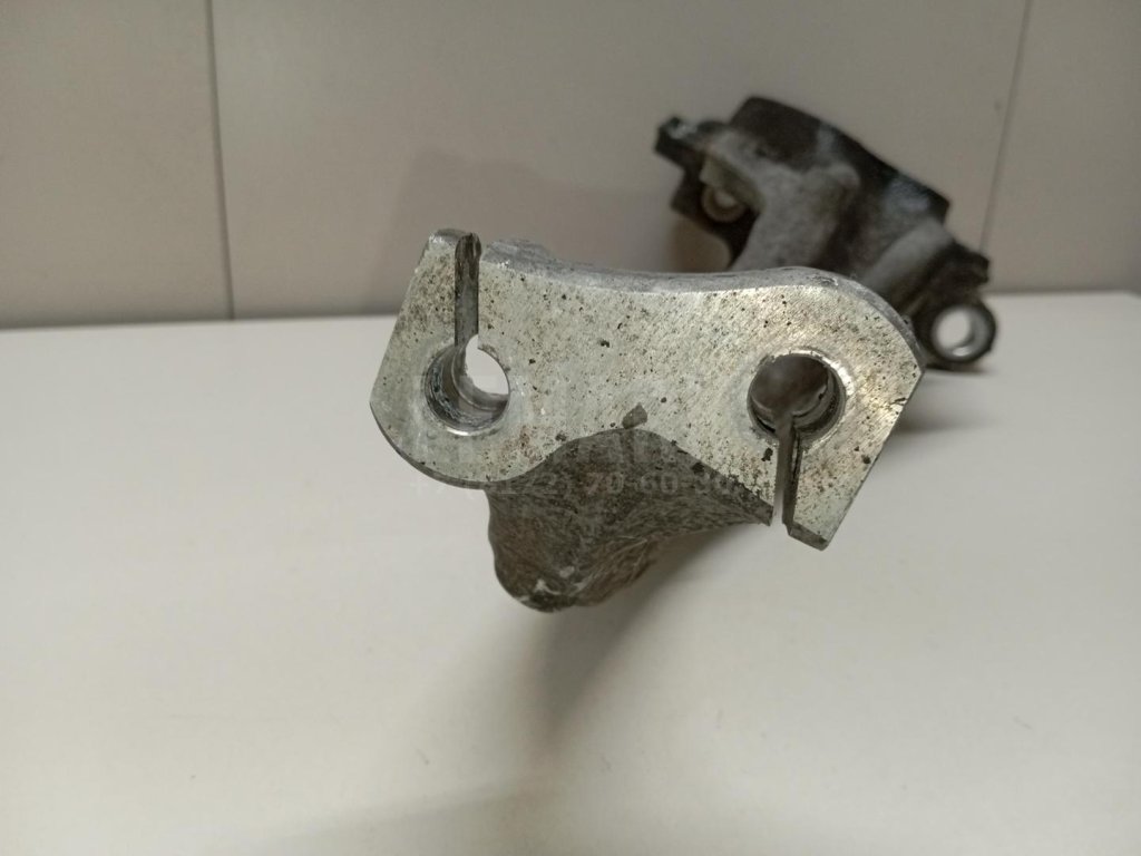 Кулак поворотный передний левый