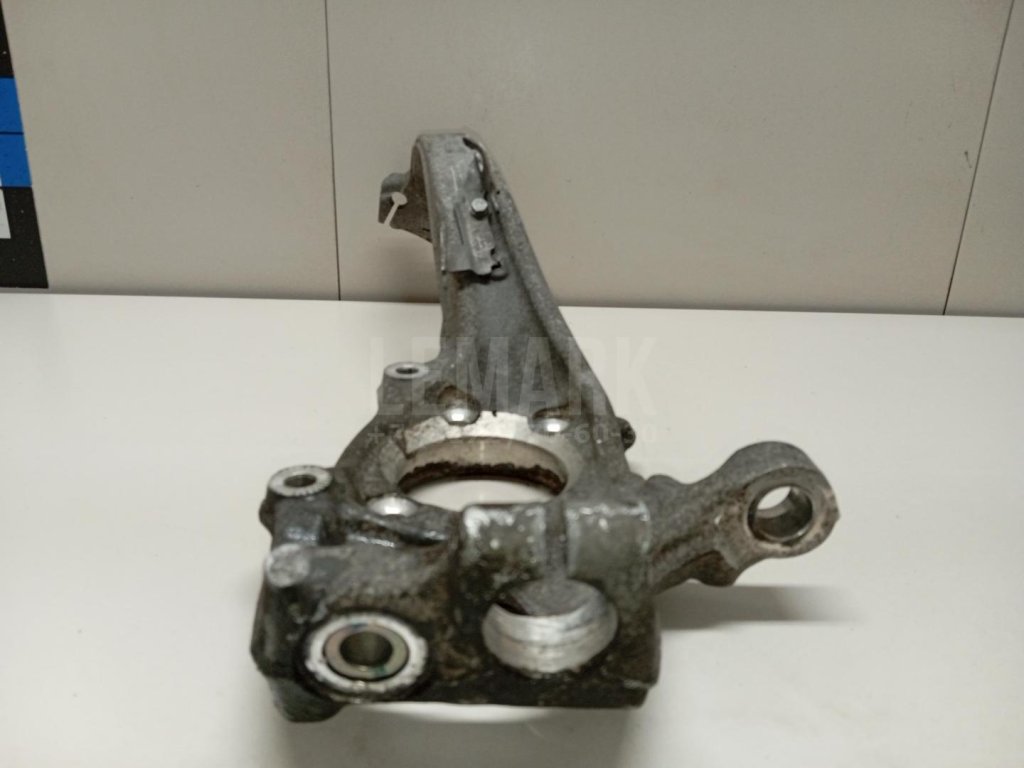 Кулак поворотный передний левый