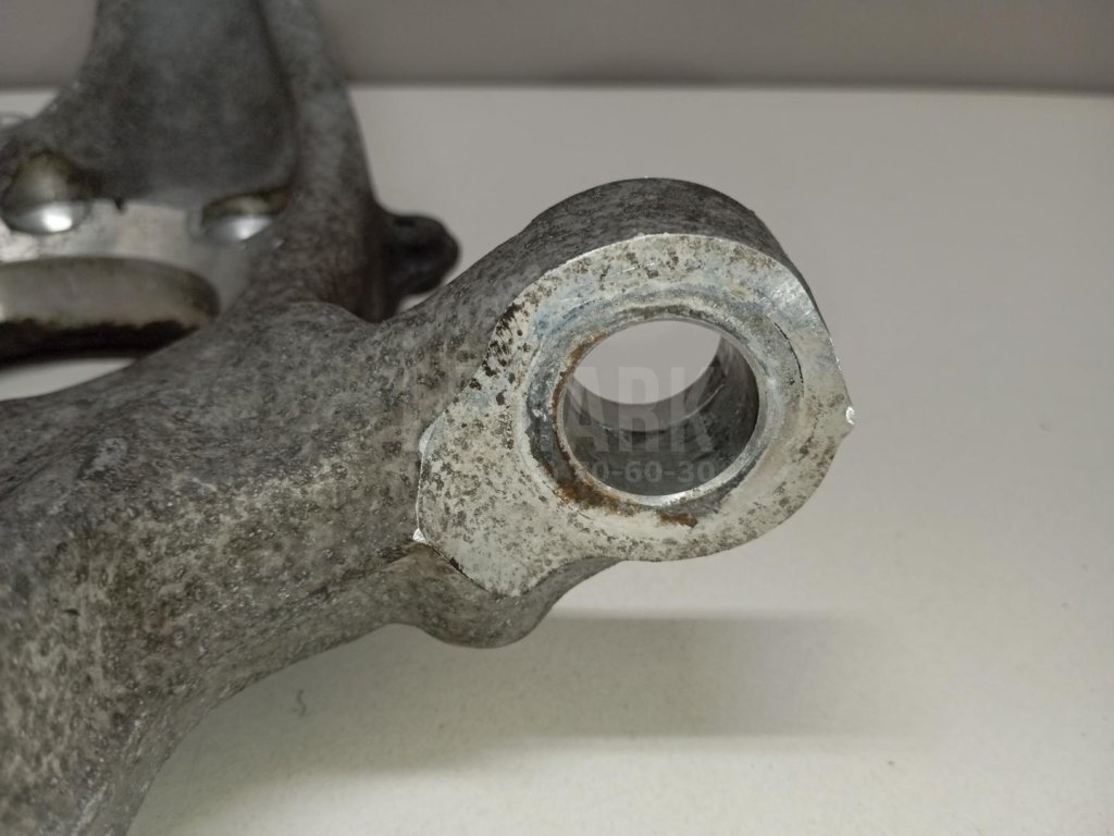 Кулак поворотный передний левый