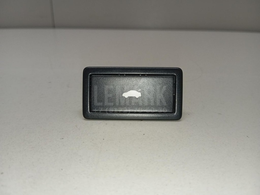 Кнопка открывания багажника