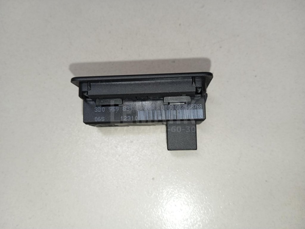 Кнопка открывания багажника