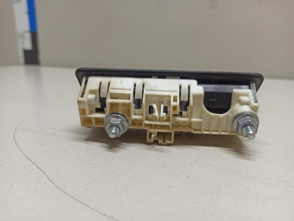 Кнопка открывания багажника