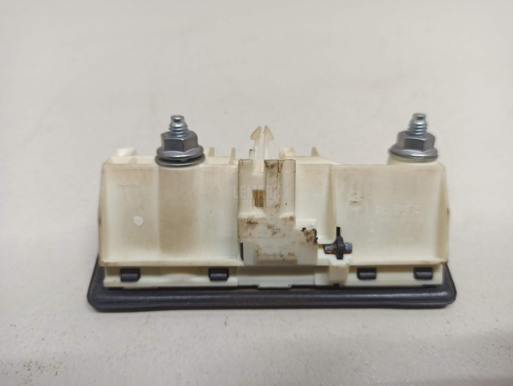 Кнопка открывания багажника