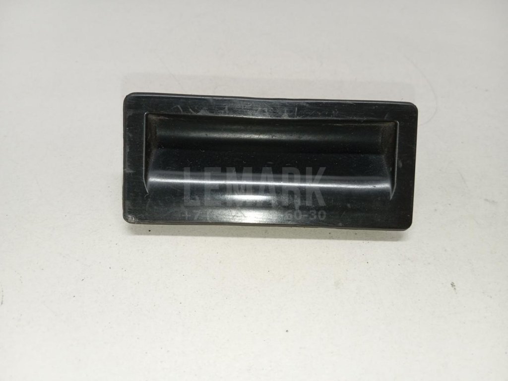 Кнопка открывания багажника