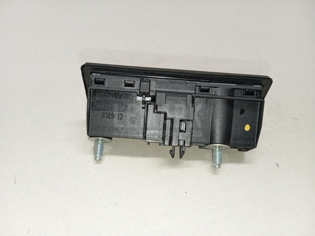 Кнопка открывания багажника