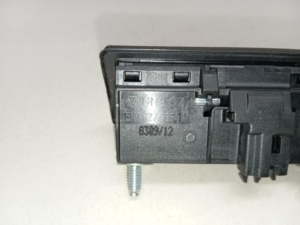 Кнопка открывания багажника