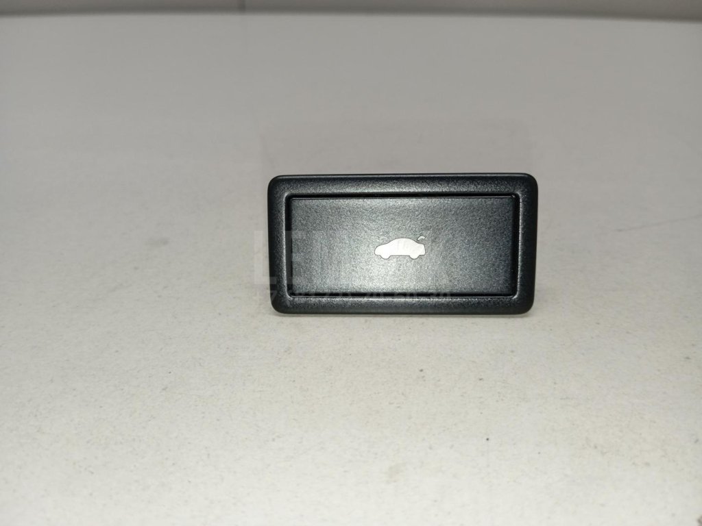 Кнопка открывания багажника