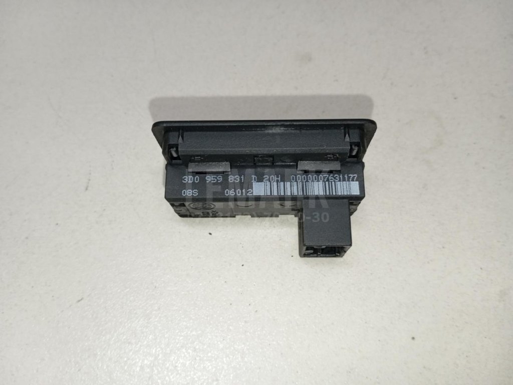 Кнопка открывания багажника