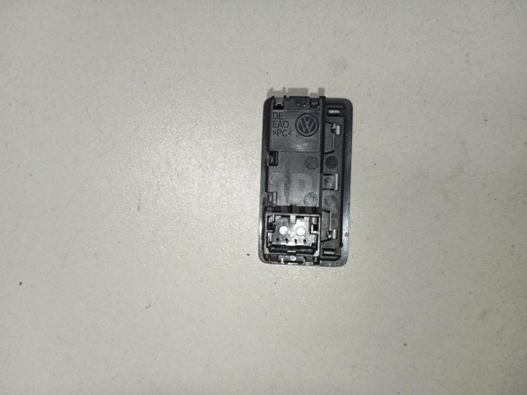 Кнопка открывания багажника