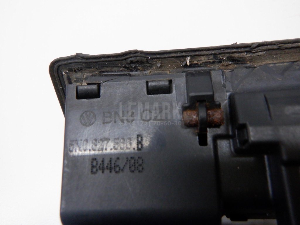 Кнопка открывания багажника