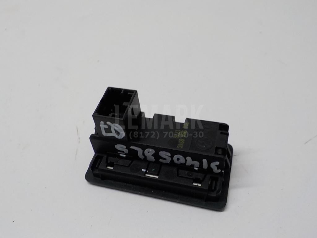 Кнопка открывания багажника