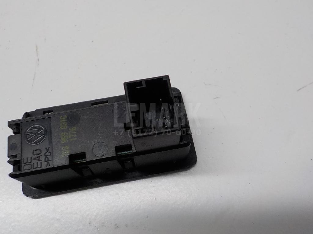 Кнопка открывания багажника